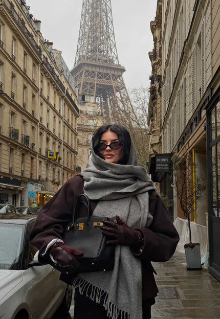 <strong>@saraavuji</strong> - mit unserer "Helene" in Paris.